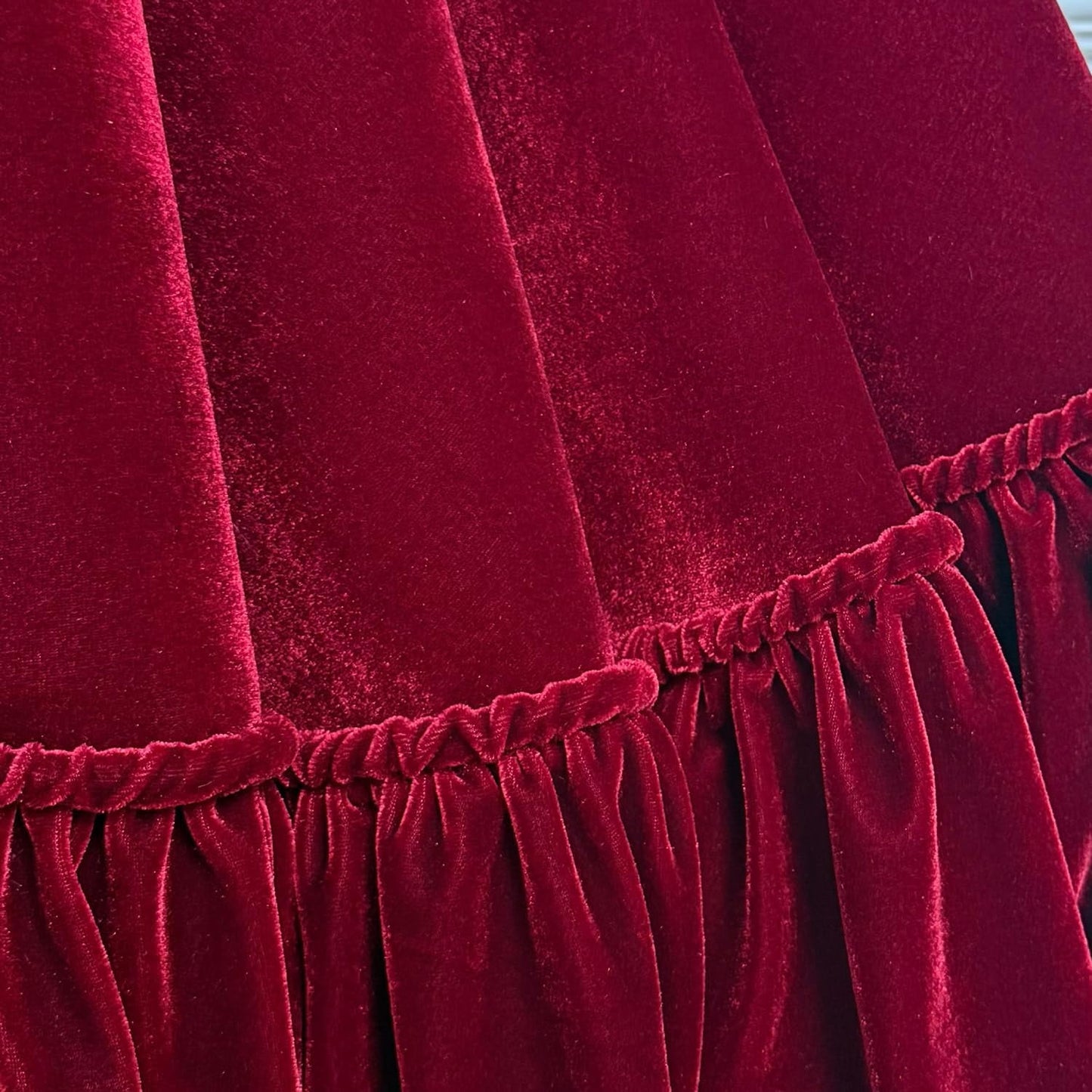 TETOU 48In Christmas Tree Skirt ,Burgundy Ruffled Velvet Xmas Tree Skirt with Felt Padding Nylon Backing and Lace-Up Tie Closure for ChristmasTree Party Gift Holiday Home Decor