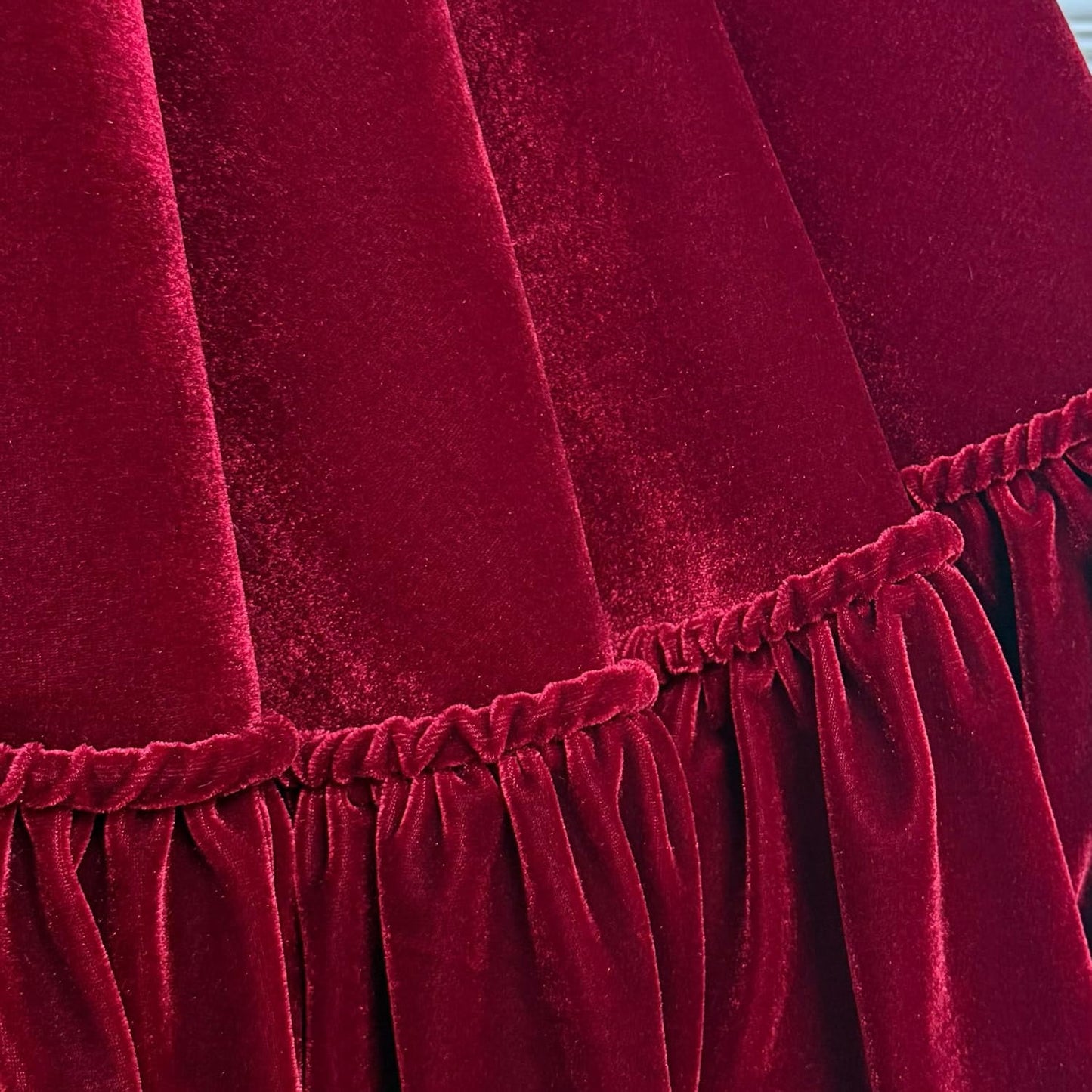 TETOU 36In Christmas Tree Skirt ,Burgundy Ruffled Velvet Xmas Tree Skirt with Felt Padding Nylon Backing and Lace-Up Tie Closure for ChristmasTree Party Gift Holiday Home Decor